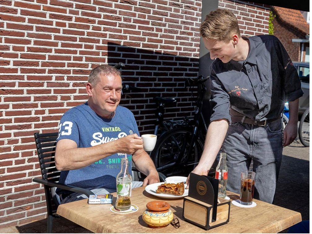 Huisgemaakte appeltaart met slagroom