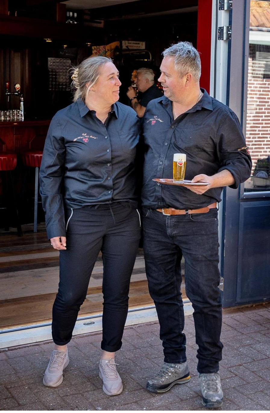 Arjan en Daniëlle voor de bar van Het Waepen van Oudorp